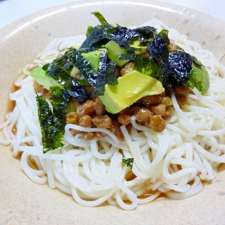 ☆わさび醤油で♪　納豆とアボカドのせそうめん☆